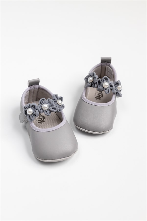 Gri Çiçekli İnci Detaylı Kız Bebek Ayakkabı
