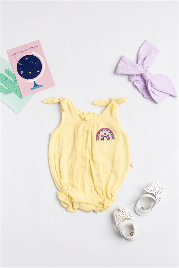 Sarı Gökkuşağı Nakışlı Müslin Kız Bebek Tulum Set - Tuly